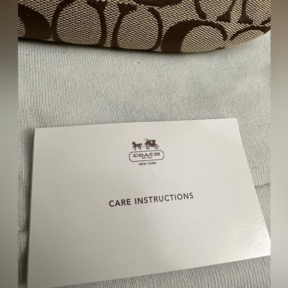 NWT COACH New York Signature Khaki Wristlet - Picture 4 of 5